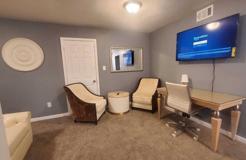 Parkway Village House | Super Large East Memphis 23 Beds