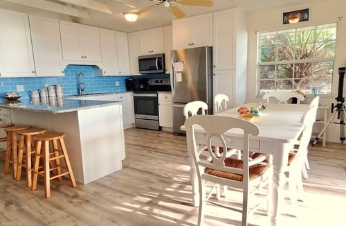 Placida House | Surf's Up: Beachfront cottage, separate guest apartment, room for everyone!