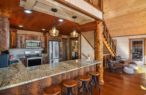 Mineral Bluff Cabin | Sweeping Mountain Views! Secluded, Fire pit, Hot tub, Gas Fireplaces, Game Room!
