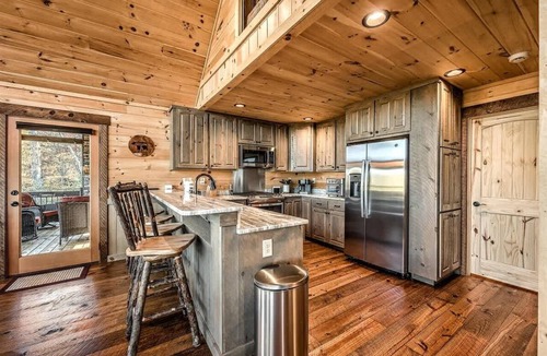 Mineral Bluff Cabin | Sweeping Views, 3 King beds, Fiber Internet, and m