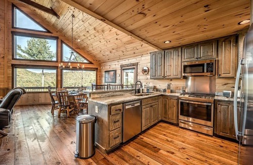 Mineral Bluff Cabin | Sweeping Views, 3 King beds, Fiber Internet, and m