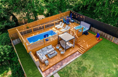 Sylvan Hills House | Sylvans Escape - Pool, Hot Tub, Games, Sleeps 12, 10mins from World Cup Stadium