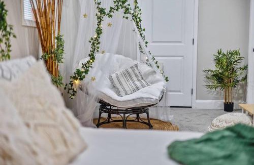 Decatur House | *The 4Seasons:Themed Retreat w/Hot Tub-Pool Table*
