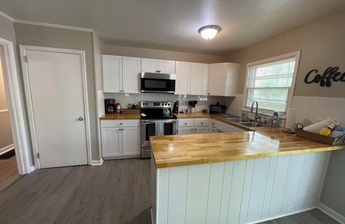 New Castle House | The Argonne / Stylish Contemporary Comfortable