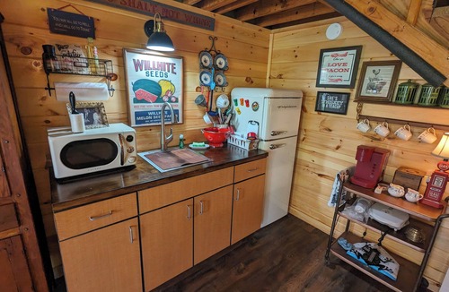Louisville House | The Barn at Toad Hill. Pet friendly, close to Smokies, Airport. Brand new!
