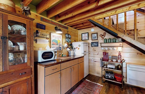 Louisville House | The Barn at Toad Hill. Pet friendly, close to Smokies, Airport. Brand new!