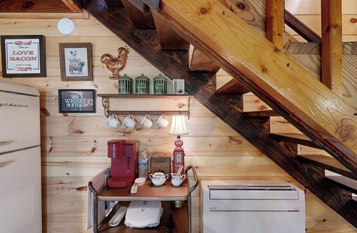 Louisville House | The Barn at Toad Hill. Pet friendly, close to Smokies, Airport. Brand new!