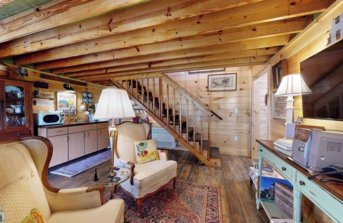 Louisville House | The Barn at Toad Hill. Pet friendly, close to Smokies, Airport. Brand new!