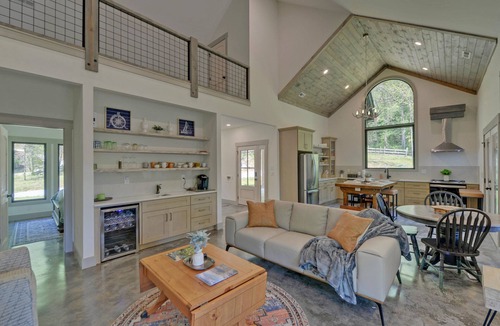 Wiley Cabin | The Black Ace is Creek Front & Minutes to Town