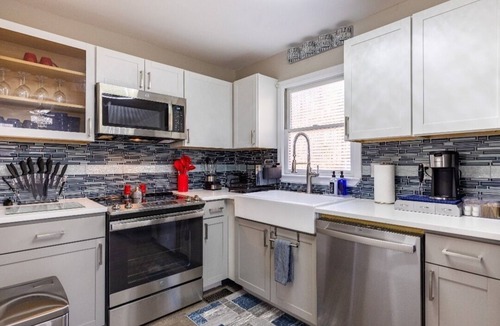 Villa Rica House | The Blissful Hideaway w/large backyard, jacuzzi and two connecting decks