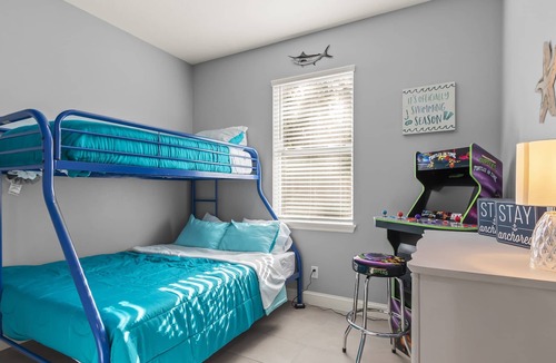 Clair-Mel City House | The Blue Marlin House-4BR/2BATH-Arcade-Fast Wifi