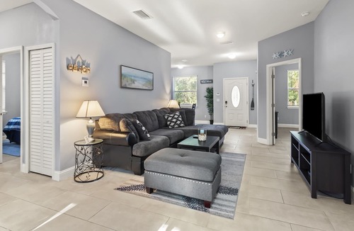 Clair-Mel City House | The Blue Marlin House-4BR/2BATH-Arcade-Fast Wifi