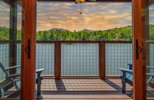 Landrum Apartment | The Boathouse: An adorable studio, with a kayak, right on Lake Lanier!