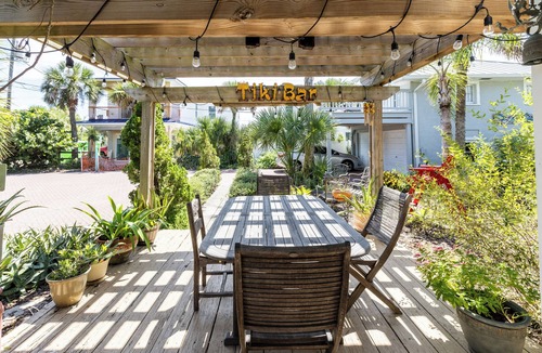 Boardwalk House | The Bohemian Gator En Suite is just a quick stroll to the beach and Flagler Ave