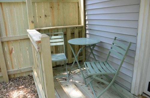 Searcy Apartment | The Center Street Studio - Sleeps 4