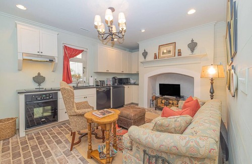 Downtown Charleston House | "The Cookhouse", Historic Garden District Apt.