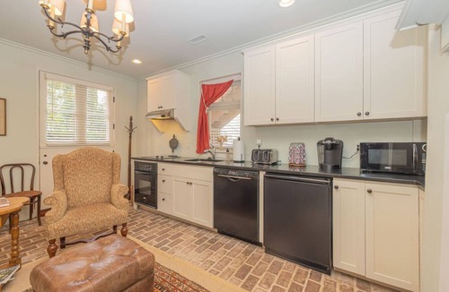 Downtown Charleston House | "The Cookhouse", Historic Garden District Apt.