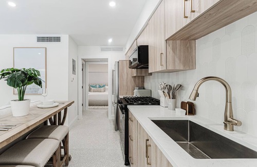 Boca Raton Apartment | The Courtyard - Poolside Suite in Boca