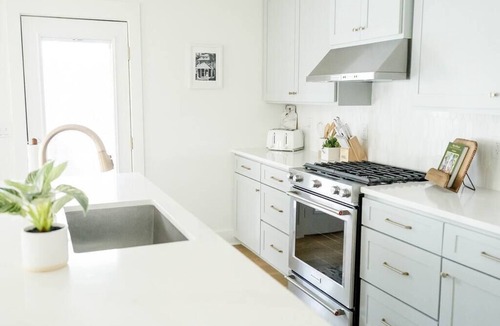 Saint Simons Heights House | The Davis: Restored 1942 Coastal Retreat in Historic Oglethorpe Park, Sleeps 14