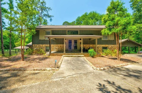 Newnan House | The Flagship Executive Estate. A 3BR/3BA premier oasis on 11 private acres. Minutes to Piedmont Hospital & Film Studios. Gourmet kitchen, private lake fishing & 5-star seclusion. Perfect for MTR & professional stays.