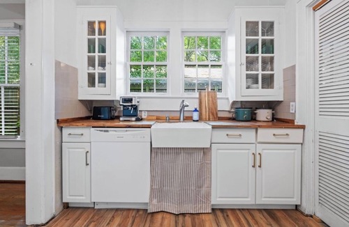 Mobile House | The Gladys House - Spacious Midtown Retreat