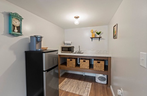 Notasulga Cabin | The Griinch- Cozy Tiny House 9 Miles to AUBURN AL & Jordan Hare Stadium