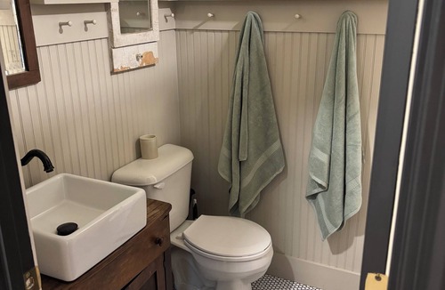 Almo House | The Hidden Maple - 10 minutes to MSU - Pet & Kid Friendly - Secluded with Pond!