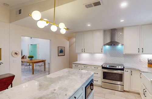 Jekyll Island House | The Iconic Charlotte's Chateau - 2 minute walk to beach w/Private Pool