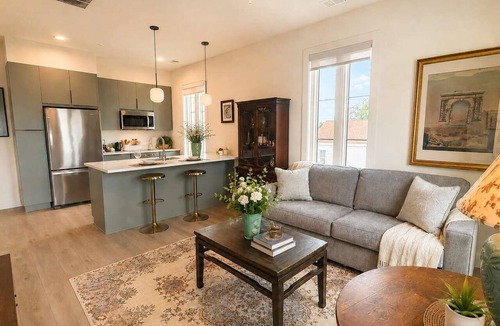 Metropolitan Apartment | The Jardin Marigold Suite | Near Downtown