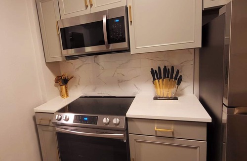 Pettaway Apartment | The Jasmine On Main located in the Historic SOMA District