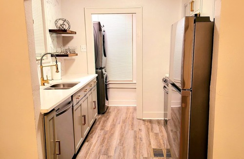 Pettaway Apartment | The Jasmine On Main located in the Historic SOMA District