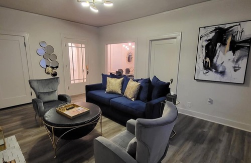 Pettaway Apartment | The Jasmine On Main located in the Historic SOMA District