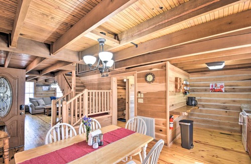 Gumlog Cabin | ‘The Lake Place’ Cabin w/Golf Cart & Free Kayaks!