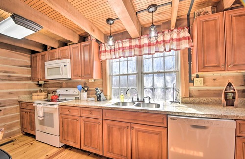 Gumlog Cabin | ‘The Lake Place’ Cabin w/Golf Cart & Free Kayaks!