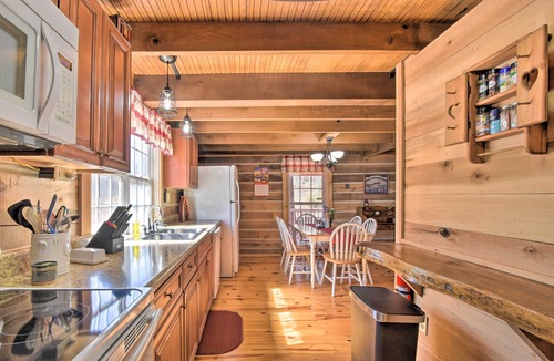 Gumlog Cabin | ‘The Lake Place’ Cabin w/Golf Cart & Free Kayaks!