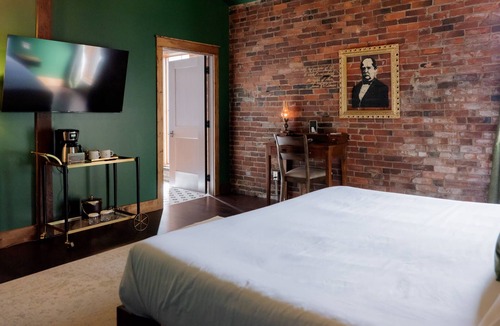 Madison Hotel | The Lanier Suite 204 at The Chandler Hotel