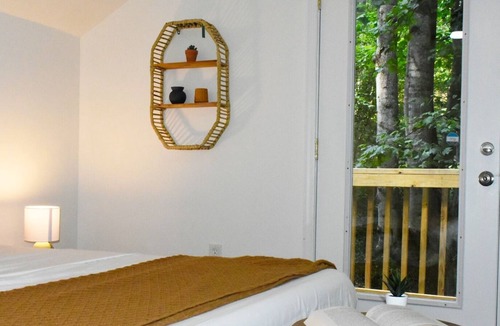 Greenville Cabin | The Lazy Lodge - 10 Mins to Downtown Greenville