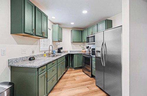 Greenville House | The Lazy Lodge: Peaceful Retreat 15 mins from Downtown Greenville