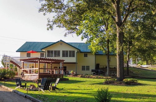 Norfork Ski Chalet | "The Lodge" GREAT FOR GROUPS & Walk-in Norfork River Access in Norfork, AR