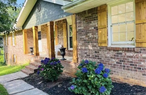 Marietta House | The Marietta Haus close to I-75, East Cobb, and Truist Park! Sleeps 5