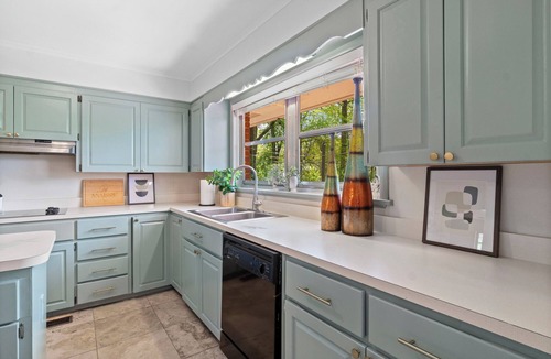 Briarwood House | The Markham Manor - 5BR/3.5B + Firepit, Patio Dining, Basement Lounge & Big Yard