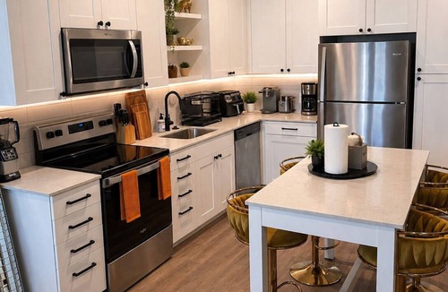 Cumberland Apartment | The Modern Nest - Vinings - Truist Park Getaway