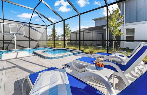 Florida Center House | The Mystical | Ocean-lover's home w PVT pool, submarine theme BR, near waterpark