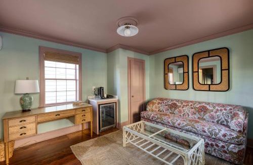 Harleston Village Bed & Breakfast | The Nicholas Carriage King Suite - Walk to King