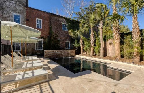 Harleston Village Bed & Breakfast | The Nicholas Carriage King Suite - Walk to King