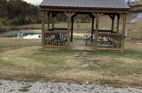 Seymour Cottage | THE NUT FARM 20 minutes to Pigeon Forge Sleeps 2/No animals/ No children