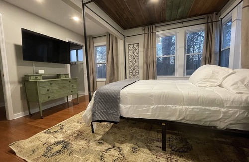 Ashley Oaks House | The Oak at Windrock- cozy farmhouse on 2 acres