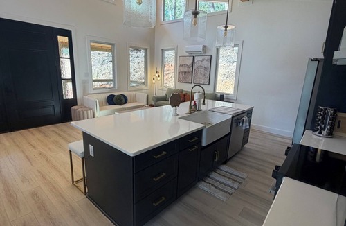 Sapphire Villa | The Onyx- Walk to Falls, Hot Tub, Near Golf, Resort Access