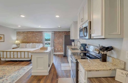 Statesboro Apartment | The Post Suite - above Bull & Barrel, Close to GSU