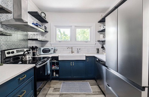 Lakeland House | The Royal Swan - Downtown Lakeland - Sleeps 6 - Fenced in Backyard+Pet Friendly